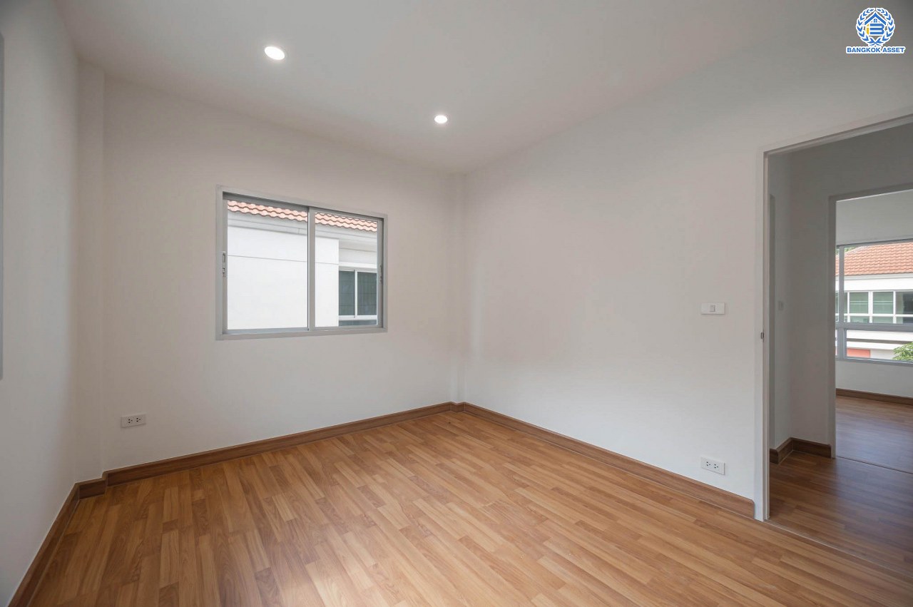 บ้านมือสองตกแต่งใหม่ โครงการ ไลฟ์บางกอกบูเลอวาร์ด ปิ่นเกล้า-เพชรเกษม เนื้อที่กว้างกว่า 52.5 ตร.ว ฟังก์ชัน 3 ห้องนอน 3 ห้องน้ำ 2 ที่จอดรถ บนทำเลติดถนนพุทธมณฑลสาย4 ตอบโจทย์กับทุกครอบครัว ใกล้แหล่งช้อปปิ้ง "เซ็นทรัล ศาลายา" รถไฟฟ้าสายสีน้ำเงิน "สถานีหลักสอง" และจุดขึ้นทางด่วน "ศรีรัช"...